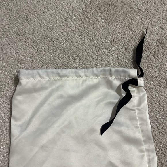 Set of 2 Gucci logo white black dust bag storage decoration - Picture 16 of 16